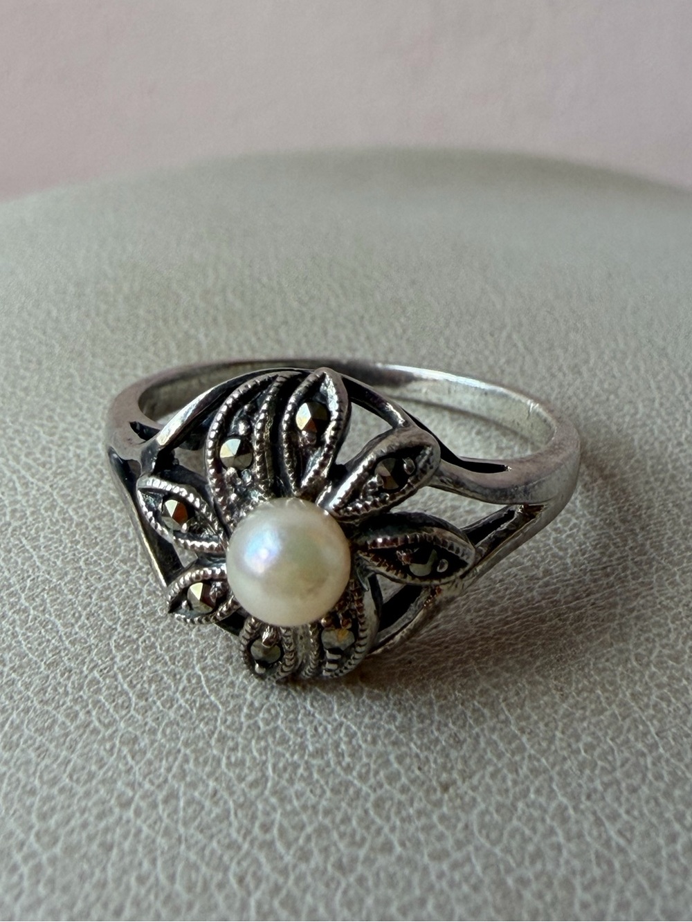 VINTAGE ROUND WHITE PEARL & MARCASITES RING 925 STERLING SILVER - Picture 7 of 16